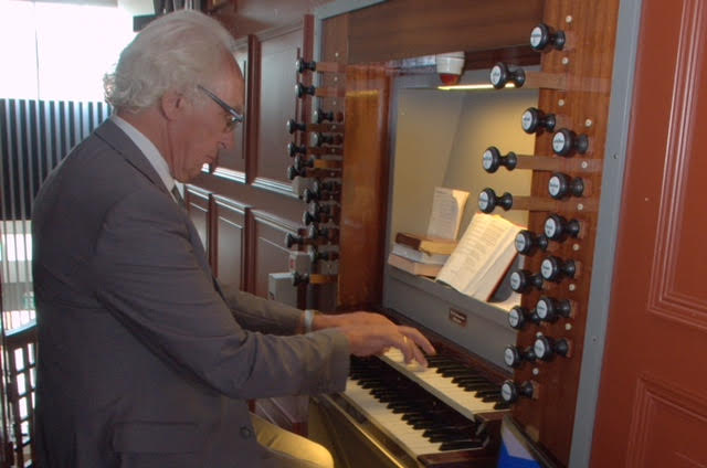 Almkerkse orgel­improvisator speelt zesde Marktconcert